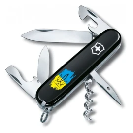 Ніж Victorinox Spartan Ukraine 91мм Тризуб фігурний на фоні прапору